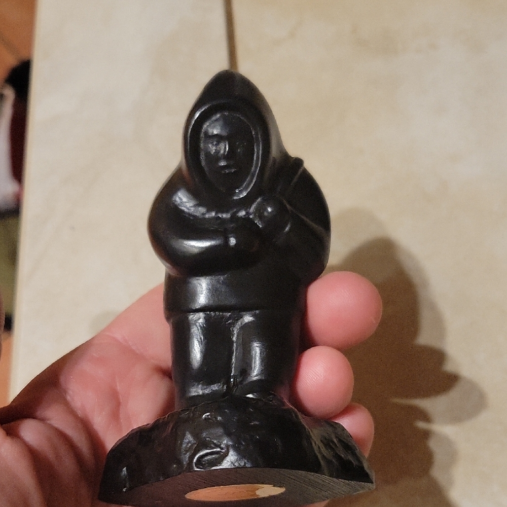Vintage Inuit Eskimo With Seal Carved Black Soapstone Figure